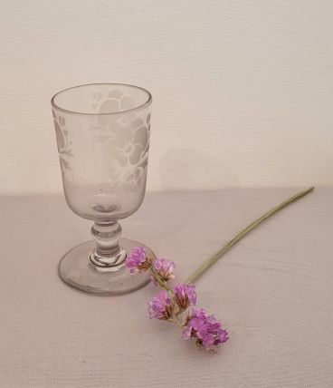 verre ancien à pied, sablé fleur