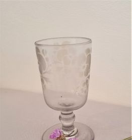 verre ancien à pied, sablé fleur
