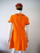 Robe babydoll orange plissée col Claudine bijoux strass 60's