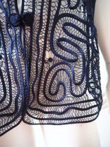 Long gilet en macramé bleu marine vintage 70's