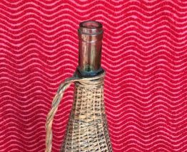 Bouteille habillée d’osier tressé