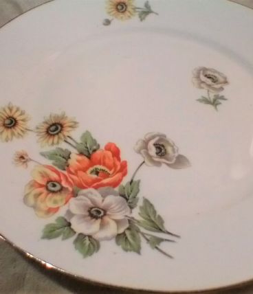 Charmant plat en porcelaine