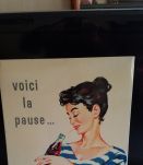 JOLIE TÔLE PUBLICITAIRE COCA-COLA "VOICI LA PAUSE" 1966 