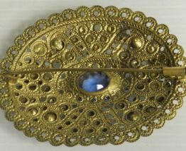 Broche vintage aux perles bleues