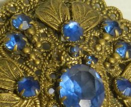 Broche vintage aux perles bleues