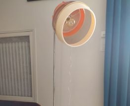 Lampe unique sur base sèche cheveux année 70
