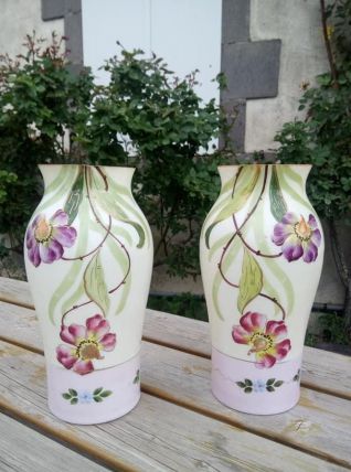 Paire de vases anciens en opaline émaillée 