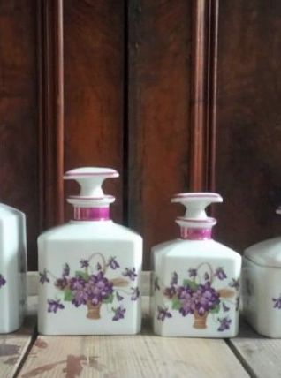 Ancien ensemble de toilette en porcelaine de Limoges 