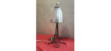 Ancienne lampe en fer forgé avec sa tulipe en verre moulé ar