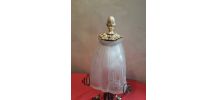 Ancienne lampe en fer forgé avec sa tulipe en verre moulé ar