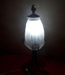 Ancienne lampe en fer forgé avec sa tulipe en verre moulé ar