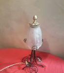 Ancienne lampe en fer forgé avec sa tulipe en verre moulé ar