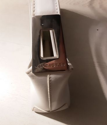 Sac à main très peu utilisée quelques petits traits noirs d'