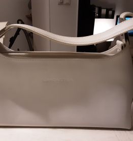 Sac à main très peu utilisée quelques petits traits noirs d'