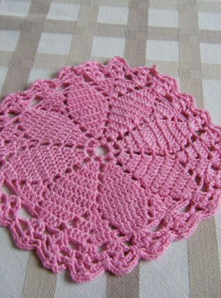 Petit napperon rose fait main crochet Vintage 60'S