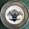 assiette faïence Desvres et étain poinçonné, panier fleurs