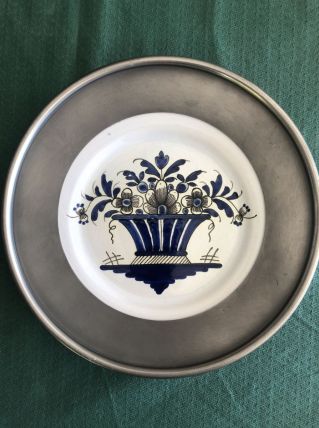 assiette faïence Desvres et étain poinçonné, panier fleurs