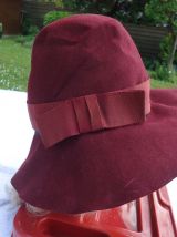Chapeau cloche bordeaux en feutre année 1953