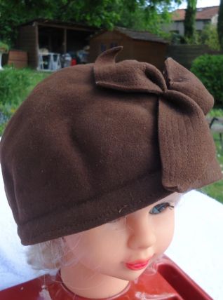 Chapeau bombe feutre marron avec fleurs année 1953