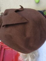 Chapeau bombe feutre marron avec fleurs année 1953