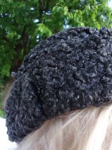 Chapeau calot noir en laine bouclée année 1953