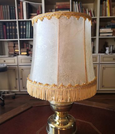 Lampe à poser, en cuivre, abat jour en peau 