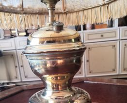 Lampe à poser, en cuivre, abat jour en peau 