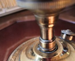 Lampe à poser, en cuivre, abat jour en peau 