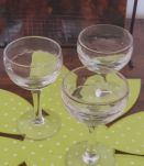 Anciens verres gravés sur pieds 