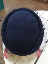 Chapeau voilette marine en laine feutrée 