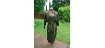 Robe verte satin épaules col V manches évasées ceinture éla