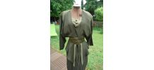 Robe verte satin épaules col V manches évasées ceinture éla