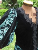 Robe velour vert noir Manches ballon Col V dentelle
