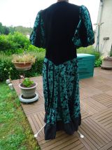 Robe velour vert noir Manches ballon Col V dentelle