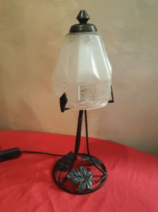 lampe fer forgé et son verre moulé opaque 1900 a 30 art deco