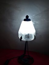 lampe fer forgé et son verre moulé opaque 1900 a 30 art deco