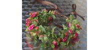 Couronne de fleurs roses et feuillage