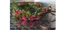 Couronne de fleurs roses et feuillage