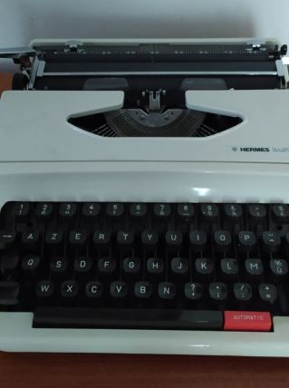 Machine a écrire des années 70 Hermes baby S en bon état