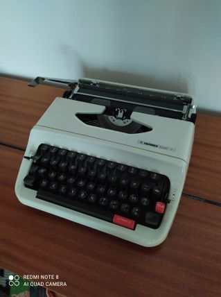 Machine a écrire des années 70 Hermes baby S en bon état
