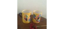 Deux mugs en poterie vernissée.