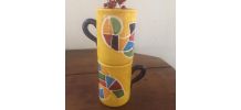 Deux mugs en poterie vernissée.
