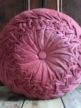 Joli coussin en velours rose 