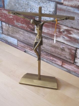 Ancien crucifix sur pied  poids 700 grammes 