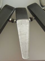 Collier , languettes bois et perles de verre 