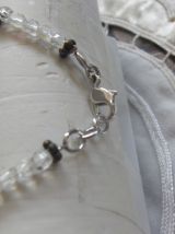 Collier , languettes bois et perles de verre 