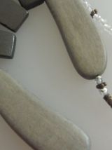 Collier , languettes bois et perles de verre 