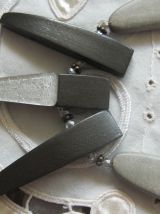 Collier , languettes bois et perles de verre 