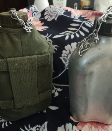 LOT 2 GOURDES Militaires dont une avec Housse kaki 
