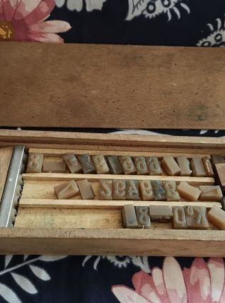 BOITE avec caractères d'imprimerie anciens